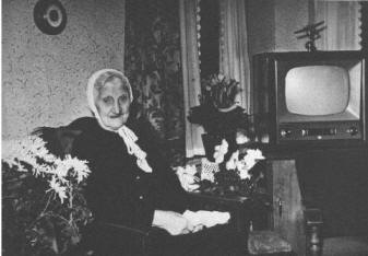 Hendrikje op haar honderste verjaardag m�t de televisie