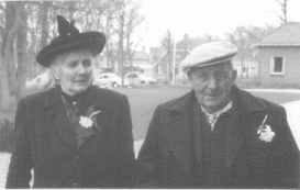 Onze bruilofsgasten op 29 maart 1960 voor het gemeentehuis van Exloo: Jakob en Mien Hulshof-Kort