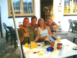 Jan en Trudy met hun dochtersMarjolein en Annelies op vakantie in Duitsland