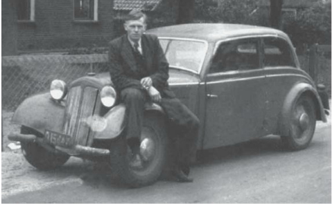 In 1938 schafte Harm zich een DKW aan, waarmee hij hier poseert.