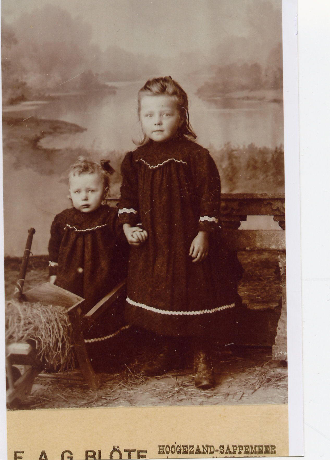 Zusjes: links is Dina Kliphuis(1904) en rechts is Annie Kliphuis (1901)